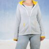 Graue Sweatjacke mit gelbem Innenfutter und Reißverschluss – vielseitiges Schnittmuster Sweatjacke Damen mit Kapuze | TOSCAminni