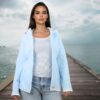 Hellblaue Sweatjacke offen getragen über Streifenshirt – modernes Schnittmuster Sweatjacke Damen | TOSCAminni