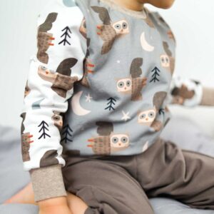 Genähtes Schlafanzugoberteil für Kinder – Schnittmuster Kinderschlafanzug kostenlos, bequem und anfängerfreundlich | TOSCAminni
