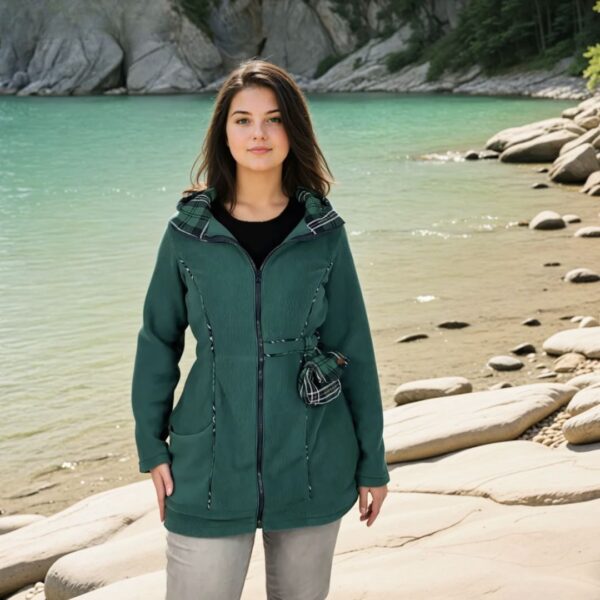Schnittmuster Fleecejacke nähen – komplette Vorderansicht der Solveig-Jacke am Strand
