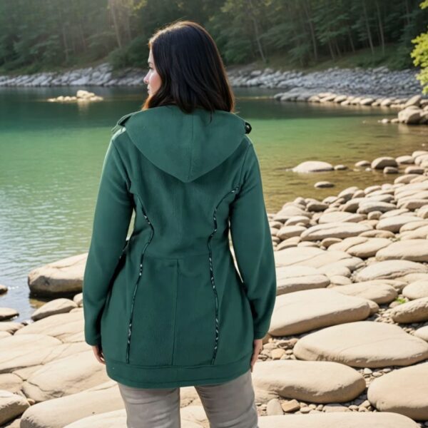Schnittmuster Fleecejacke nähen – Rückansicht Solveig mit Kapuze und Taillen-Gürtel