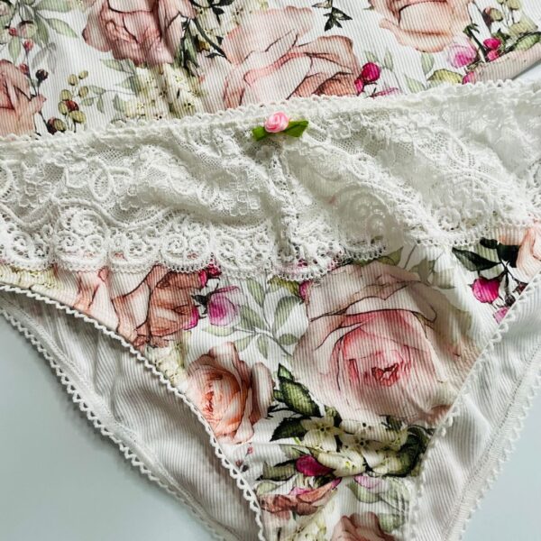 Detailansicht von Unterwäsche mit Blumenmuster und Spitze, die mit dem Schnittmuster Unterwäsche Damen genäht wurde.
