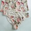 Nahaufnahme von Panties mit einem romantischen Blumenmuster, hergestellt mit dem Schnittmuster Unterwäsche Damen.