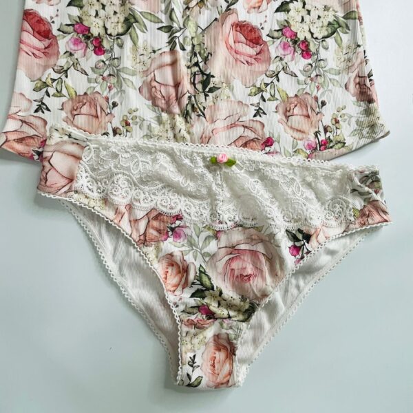 Nahaufnahme von Panties mit einem romantischen Blumenmuster, hergestellt mit dem Schnittmuster Unterwäsche Damen.