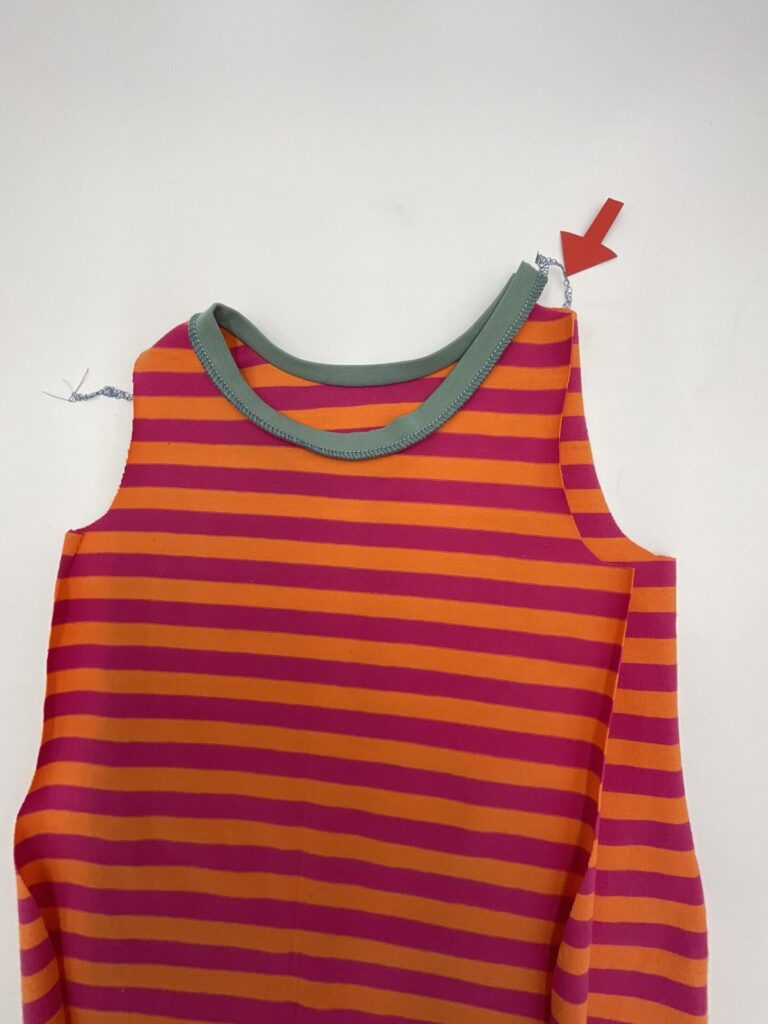 Halsausschnitt mit Jersey versäubern 05