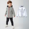 Junge in grauer Übergangsjacke mit rotem Reißverschluss – modernes Schnittmuster Übergangsjacke Kinder einfach zu nähen | TOSCAminni
