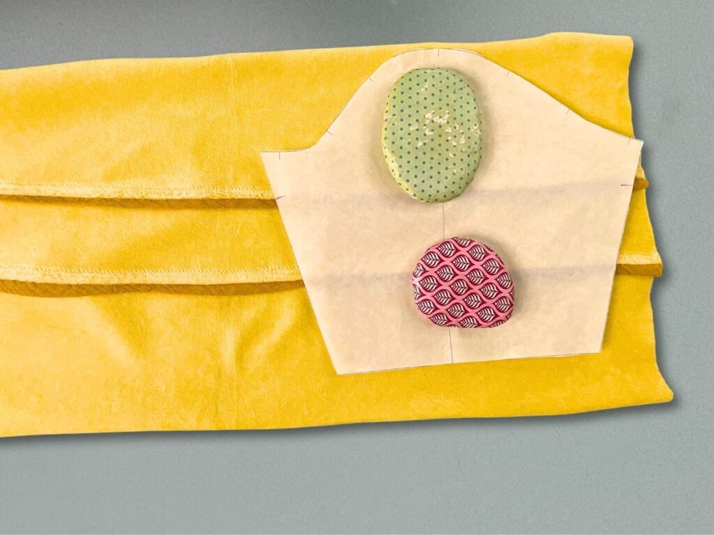 Stoffreste vernähen – Ärmel aus Sweatstoff mit aufgenähten Stoffkreisen aus Resten gestalten | TOSCAminni