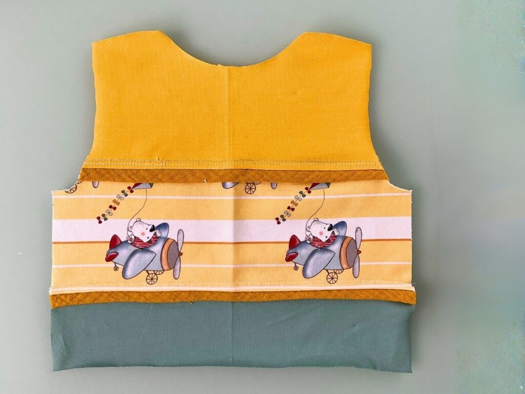 Stoffreste vernähen – Vorderteil eines Kindershirts aus Reststreifen zusammennähen | TOSCAminni