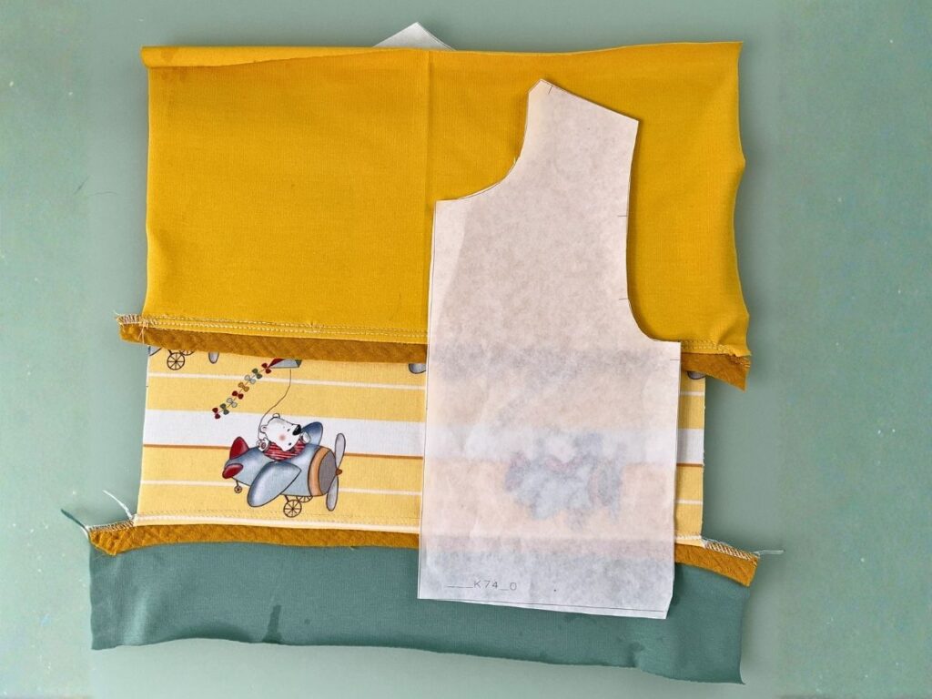 Stoffreste vernähen – Verarbeitungsschritt beim Zusammennähen mehrerer Reststoffe | TOSCAminni