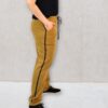 Schnittmuster Jogginghose Loni – Seitenansicht mit sportlichem Ripsband-Streifen, bequeme Passform für Alltag und Freizeit.