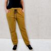 Schnittmuster Jogginghose Loni – Vorderansicht der gemütlichen Damenhose mit Gummibund und Bindeband, ideal zum Selbernähen.