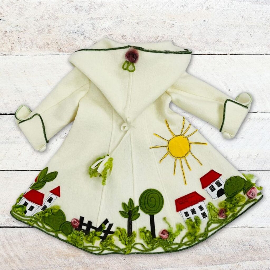 Applikationsvorlage Haus kostenlos – fertiger Kindermantel mit romantischer Landschaft aus Häusern, Bäumen und Blumen aus Walk