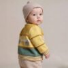 Baby trägt Babysweater aus Jersey – einfaches Baby Pullover Schnittmuster kostenlos in Seitenansicht | TOSCAminni