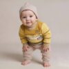 Baby trägt Pullover selbst genäht – einfaches Babysweater Schnittmuster kostenlos | TOSCAminni