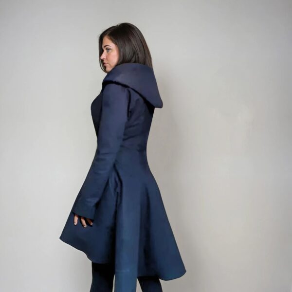 Schnittmuster Mantel Cosplay für Damen – dramatischer Mantel in Blau mit schwingendem Saum | TOSCAminni