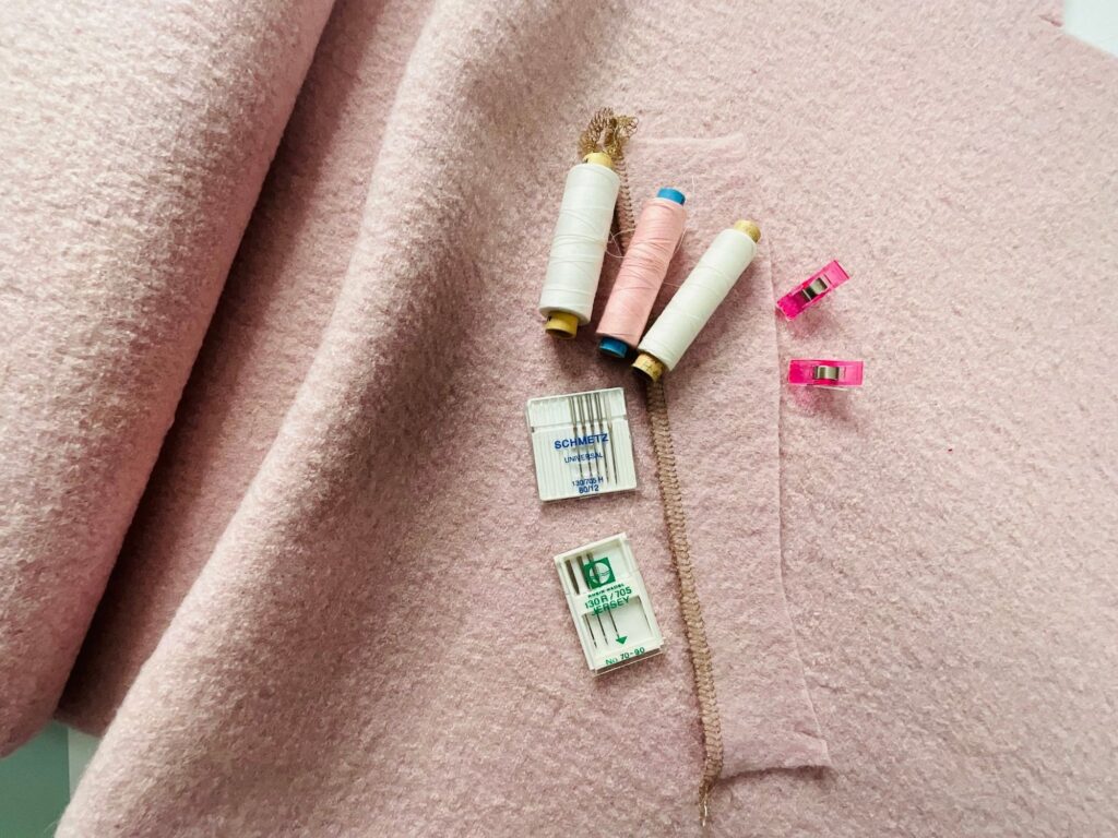 Empfohlene Nadelstärken 80 bis 90 und passende Garne für die Verarbeitung beim Walkstoff nähen.