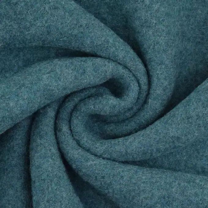 Nahaufnahme von hochwertigem Wollwalk in petrol meliert– ideal zum Walkstoff nähen von warmen Mänteln und Jacken von Stoffe Hemmers