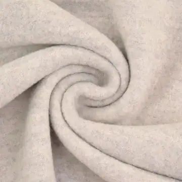 Nahaufnahme von hochwertigem Wollwalk in naturweis meliert– ideal zum Walkstoff nähen von warmen Mänteln und Jacken von Stoffe Hemmers