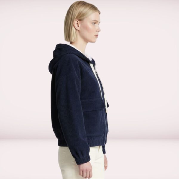 Seitenansicht der blauen Damen-Sweatjacke Dotta, Schnittmuster mit Kapuze und Reißverschluss
