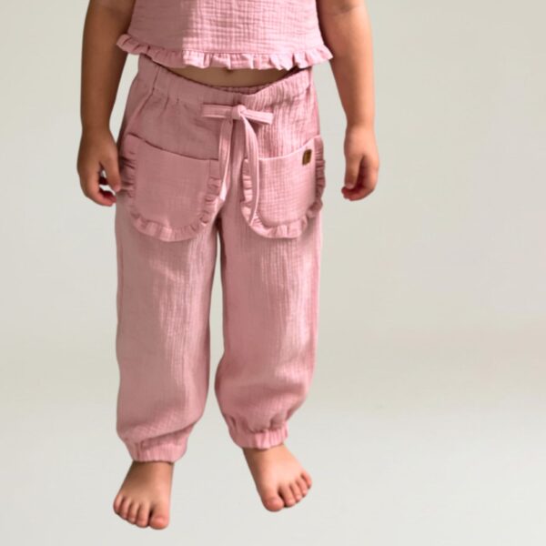 Schnittmuster Kinderhose mit Rüschen „Hoki“ als lässige Musselin-Hose für Kleinkinder getragen.
