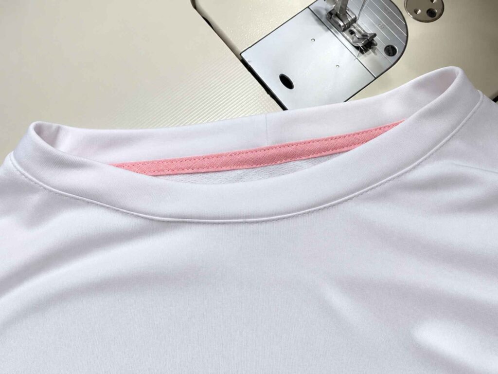 1. Fertig genähtes Halsbündchen mit rosa Streberstreifen auf der Innenseite | TOSCAminni