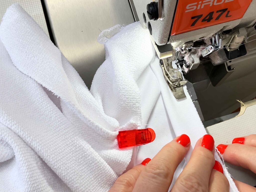 Halsbündchen mit der Overlock gedehnt an den Halsausschnitt nähen | TOSCAminni